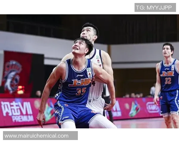 上海足球队在邀请赛中以93分稳居积分榜首位,表现亮眼引人瞩目